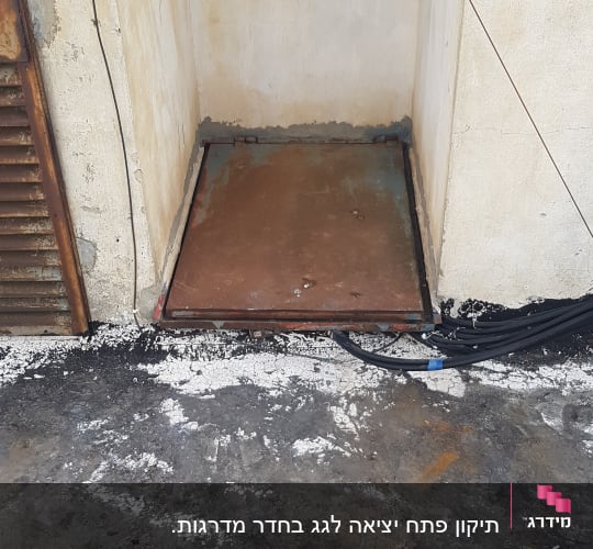 מסגרת מתכת חלודה על רצפה בטון